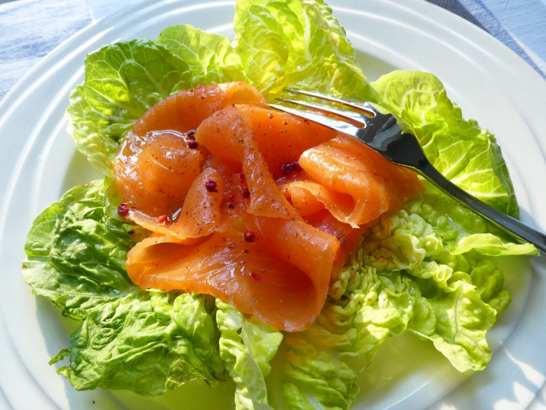 Salmone al pepe rosa (Gerookte zalm met roze peper)