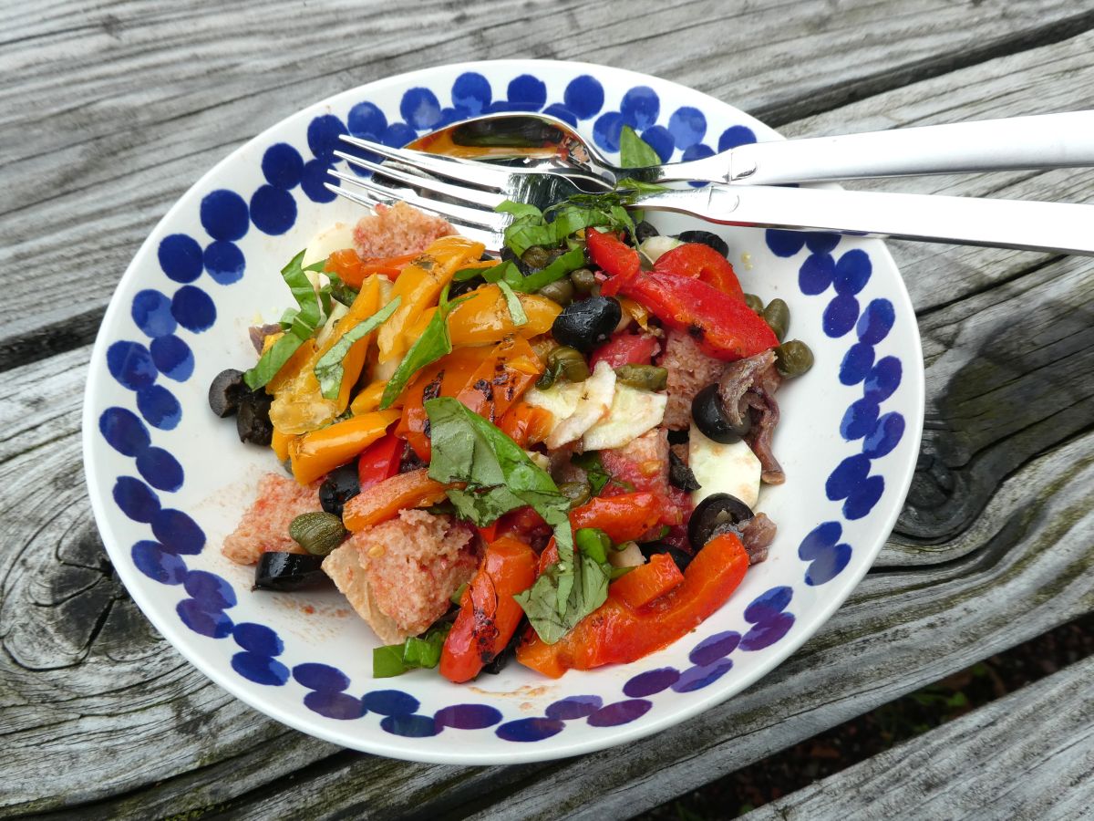Panzanella (Toscaanse salade van brood en groenten)