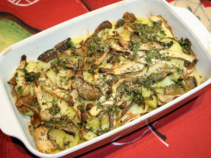 Funghi e patate in teglia (paddenstoelen met aardappelen uit de oven)