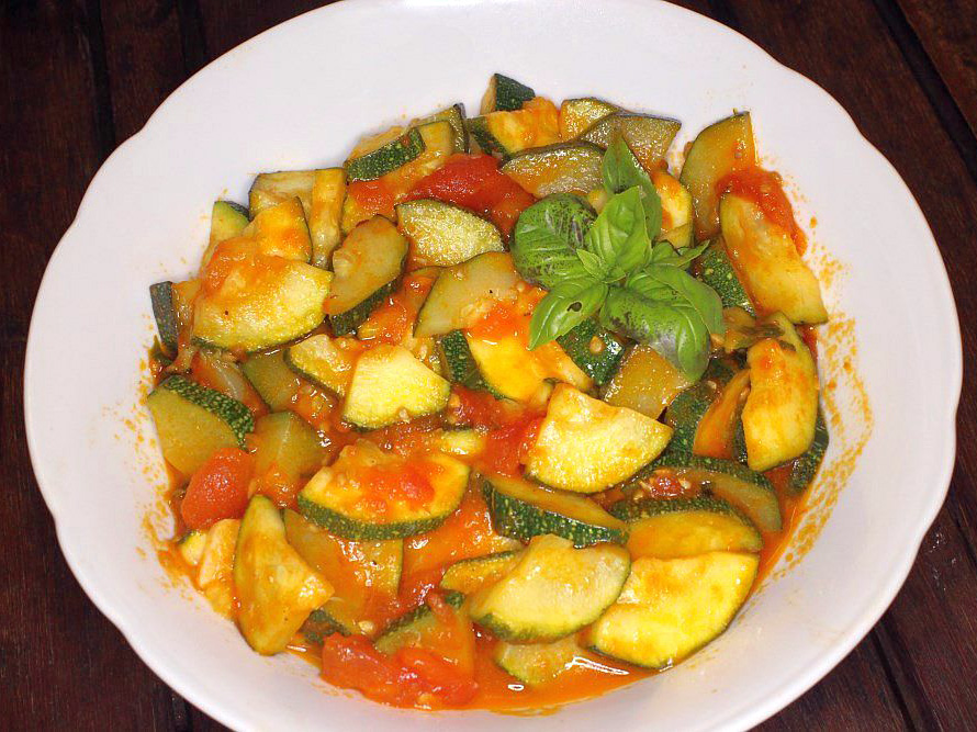 Zucchine al pomodoro ( Courgettes met tomaten en basilicum)