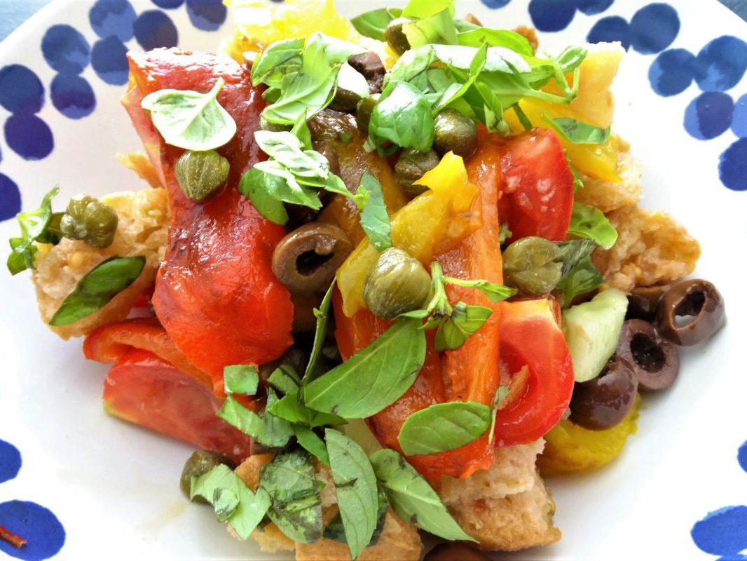 Panzanella (Toscaanse salade van brood en groenten)