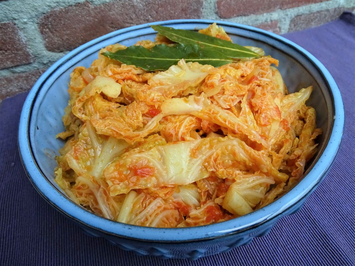 Verza stufata con pomodoro (Gestoofde groene kool met tomaten)