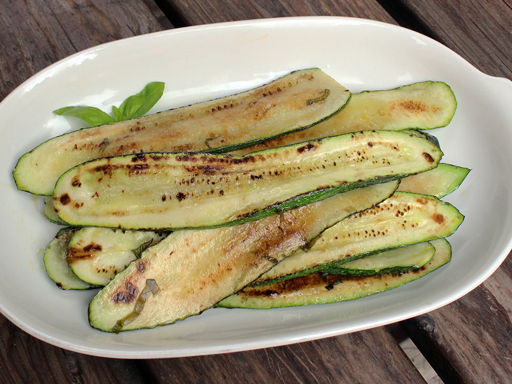 Zucchine grigliate (Gegrilde courgettes met knoflook en basilicum)