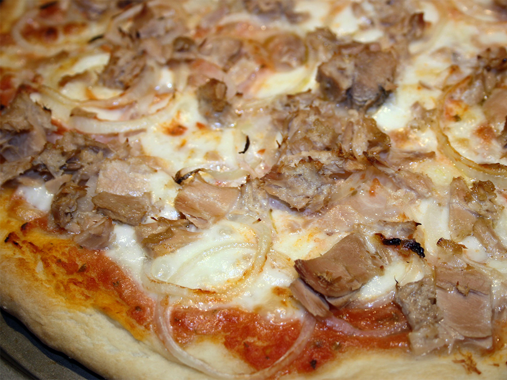 Pizza tonno e cipolla (Pizza met tonijn en ui)