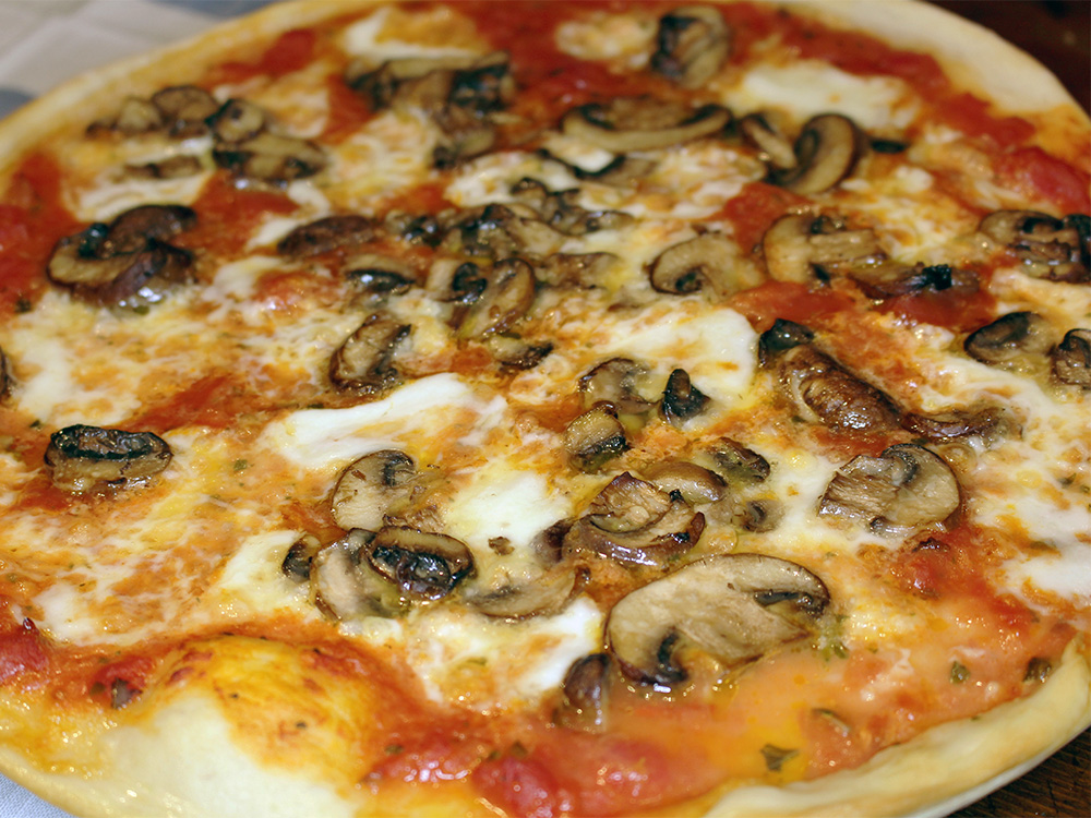 Pizza alla boscaiola (met paddenstoelen en knoflook)