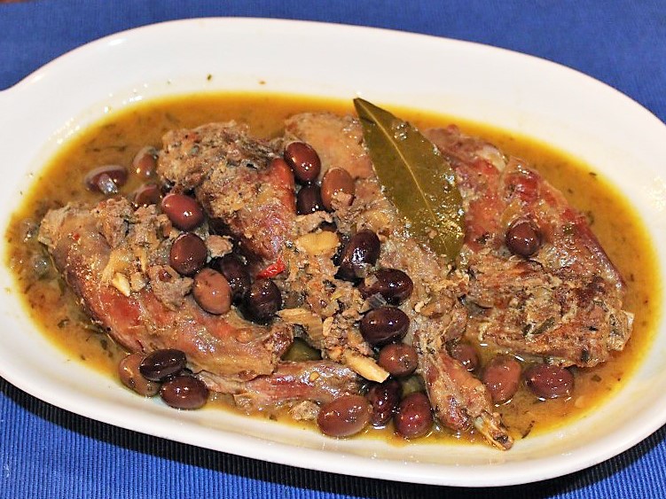Coniglio con olive taggiasche (Konijn met Taggio-olijven)